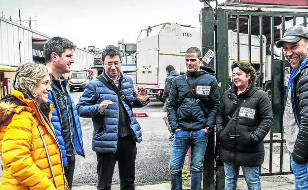 Álvaro Iturritxa e Iñaki Gurtubai, a la izquierda, a su llegada a la reunión con el comité y la UTE.