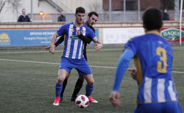 Pradera protege el balón a la espera de la llegada de un compañero. 