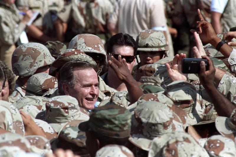 El presidente George H. W. Bush arenga a sus tropas en Arabia Saudí durante la primera Guerra del Golfo en 1990.