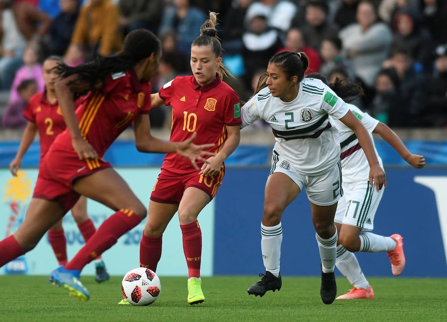 La selección española femenina Sub'17 terminó invicta y alcanzó este sábado su primer título en el Mundial de la categoría gracias al triunfo por 2-1 sobre México, con un doblete de la goleadora Claudia Pina, en el torneo que se disputó en Uruguay.