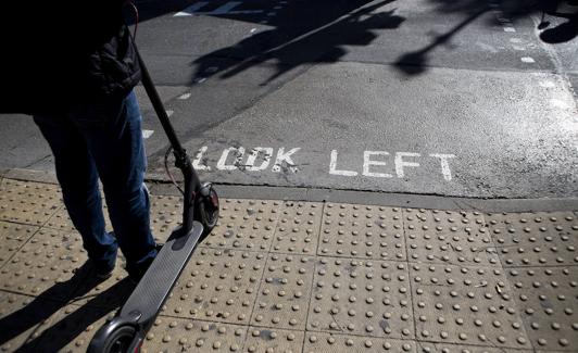 Un hombre espera ante un paso de peatones. 