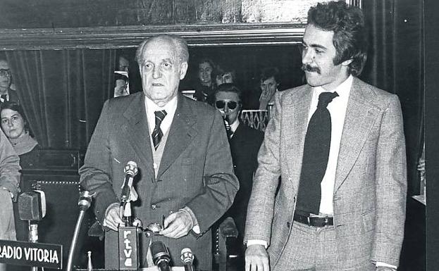 Imagen principal - Unión. Juan de Ajuriaguerra (PNV), junto a José Antonio Maturana, del Partido Socialista. Abajo a la izquierda, José Ángel Cuerda, diputado por el PNV en 1978, durante una intervención en la Cámara baja. Rechazo. Abajo a la derecha, Letamendia, en una protesta contra la Constitución.