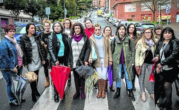 «Me perforó el útero». Un grupo de afectadas posan unidas tras relatar a EL CORREO el drama que comparten por culpa del 'Essure'.