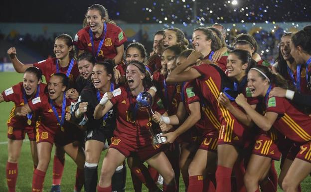 Las futbolistas españolas celebran el campeonato. 