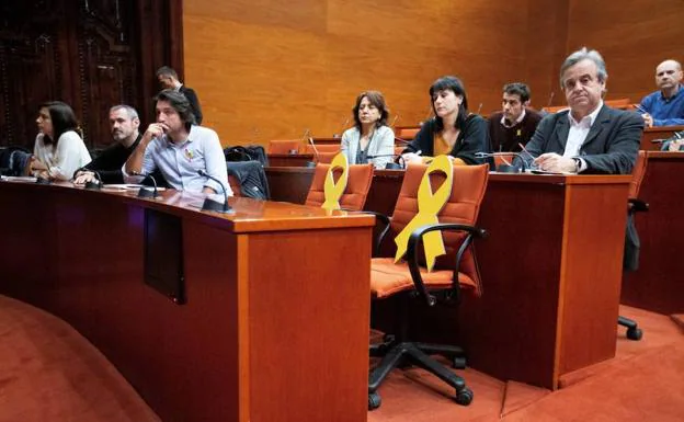 Lazos amarillos en los escaños del Parlament, durante la reunión que el grupo parlamentario de Junts per Catalunya (JxCat). 