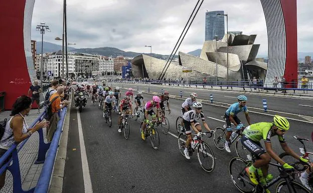La Vuelta quiere repetir la imagen del paso de los corredores por Bilbao. 