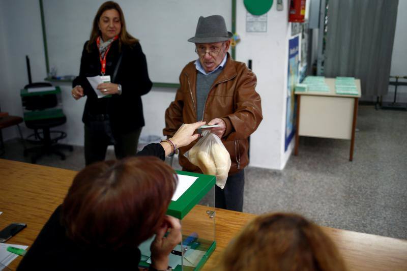 Un hombre vota en un colegio electoral de Ardales (Málaga).