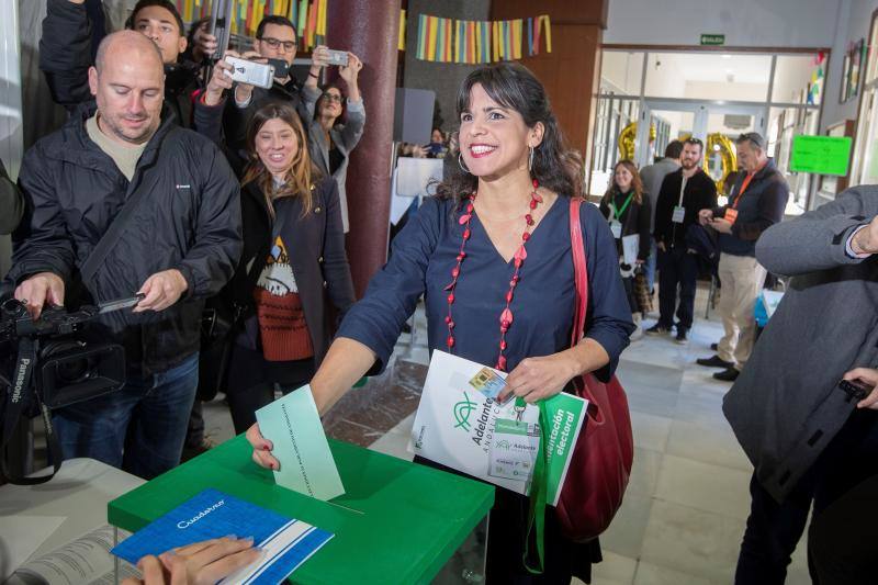 La candidata de Adelante Andalucía a la presidencia de la Junta de Andalucía, Teresa Rodríguez, ha ejercido su derecho al voto en el Colegio La Salle Viña.(Cádiz).