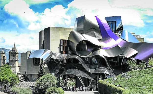 El hotel de Marqués de Riscal que diseñó Frank Gehry destaca por sus enormes láminas de titanio y acero inoxidable.