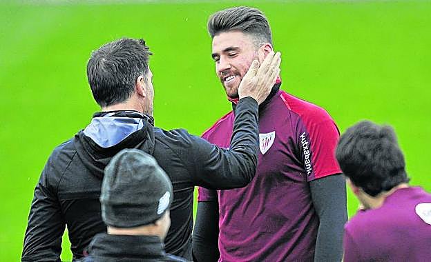 Berizzo anima al portero Unai Simón.