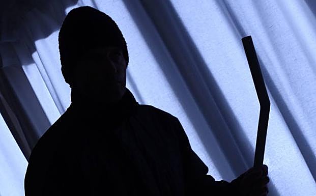 Hay que revisar el marco de las puertas por si los ladrones han colocado pestañas para comprobar si hay gente en casa.