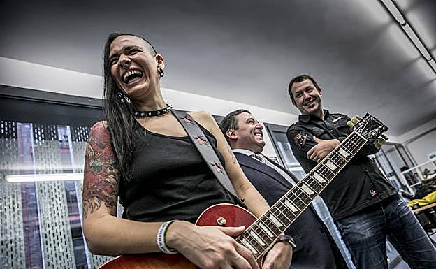 Naty Penadas se desternilla de la risa durante la sesión. 