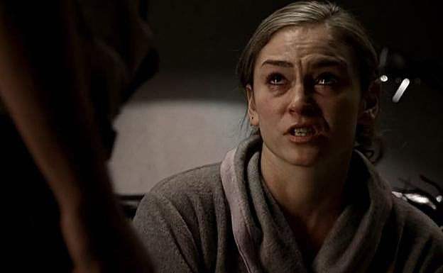 Imagen principal - Adriana le cuenta a Chris que ha colaborado con el FBI durante un año. Chris comienza a estrangularla.