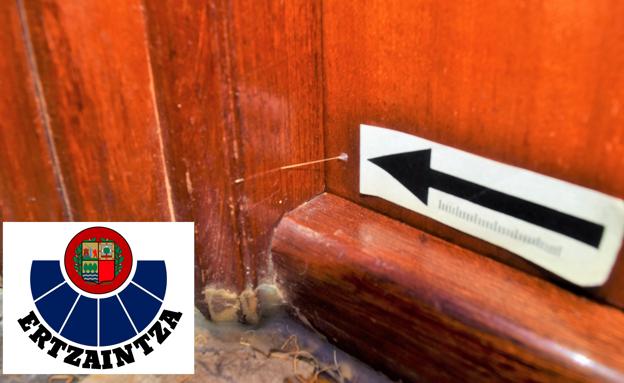 Hilillos de pegamento colocados en la puerta.