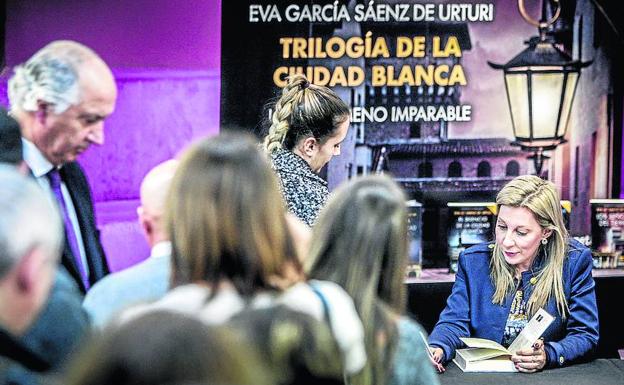 Eva García Sáenz de Urturi, durante un momento de la firma de ayer en Vitoria. 