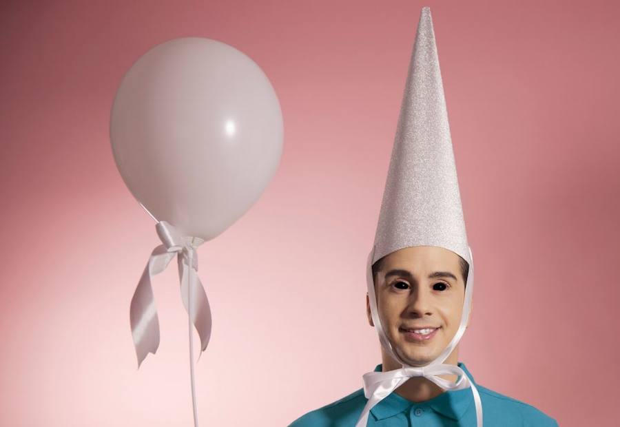 VIPHOTOFEST es la nueva denominación de VIPHOTO, y es que en esta VII edicióndeja atrás el formato de feria para transformarse en un festival de fotografíacontemporánea. El ciclo, que se desarrollará hasta el 20 de enero, tiene como meta apostar por la fotografía contemporánea. Se interesa en cómo las generaciones actuales aportan su visión del mundo y los nuevos relatos que acontecen.