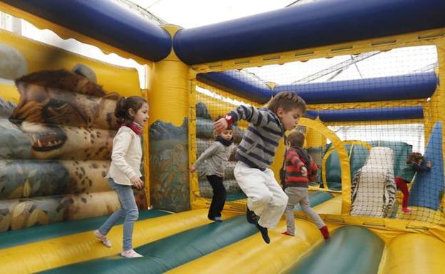 Los niños volverán a disfrutar de lo lindo en el parque infantil. 