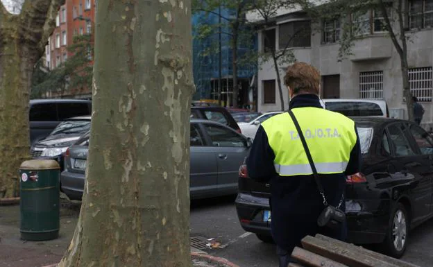 Una vigilante de la OTA supervisa una zona de aparcamiento en Bilbao. 