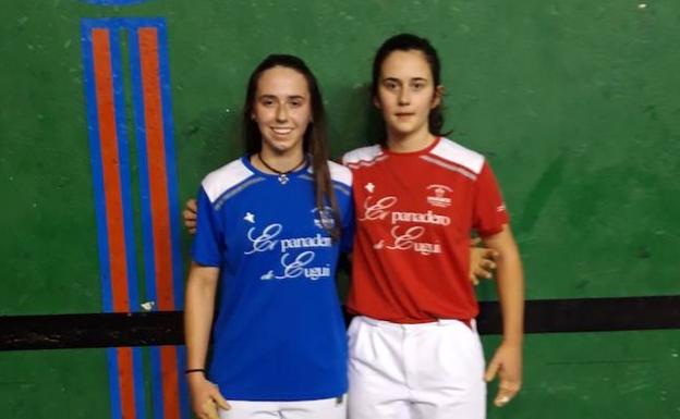 Leire Garai,de azul, junto a su rival en la semifinal de Huarte, Nora Mendizabal