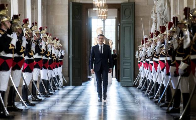 Emmanuel Macron entra en el Congreso de Versalles.