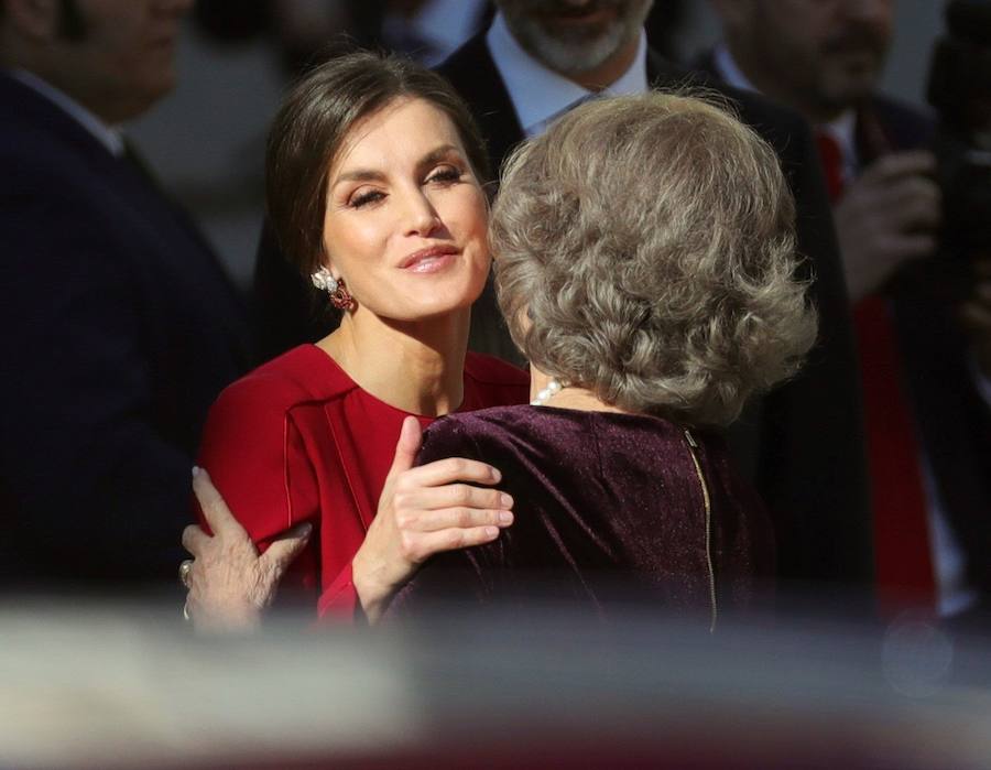 La reina Letizia saluda a la reina Sofía.