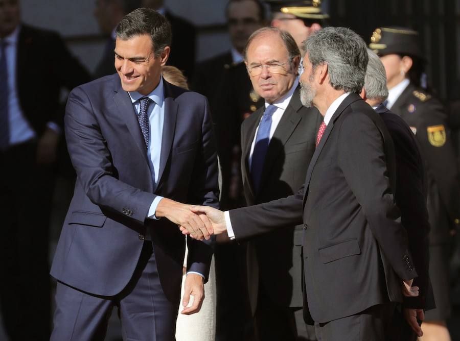 El presidente del Gobierno, Pedro Sánchez, saluda al presidente del Tribunal Supremo Carlos Lesmes.