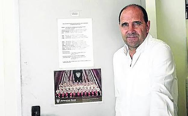 Ander Garitano, ante la silla en la que se sienta el secretario del Club Deportivo Ebro. 