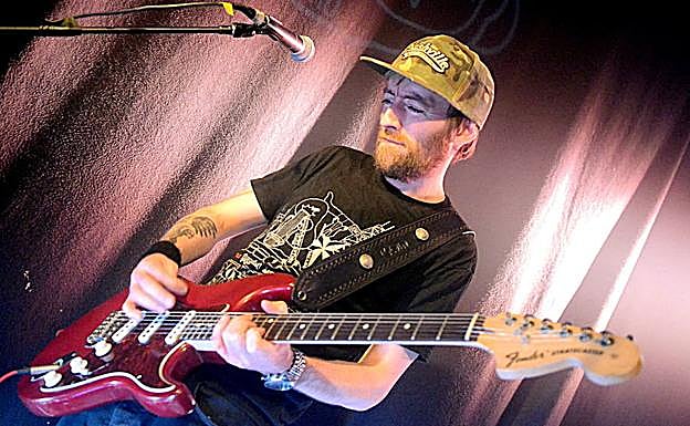 Gary Johnstone, sonriente con su Stratocaster.