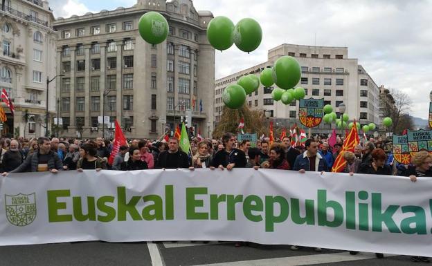 La cabecera de la manifestación, con Arnaldo Otegi y Peio Urizar, entre otros.