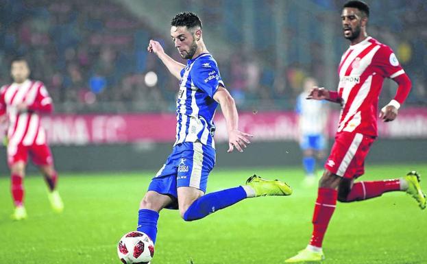 Burgui, perseguido por Ramalho, protagonizó ante el Girona uno de sus mejores partidos con el Alavés.