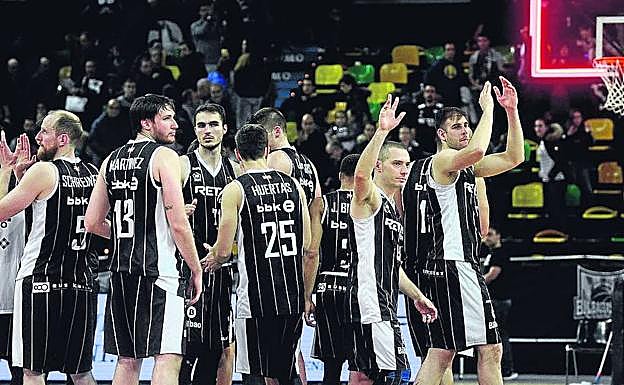 Los jugadores del Bilbao Basket aplauden el público de Miribilla.