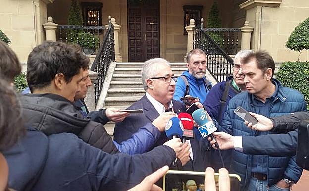 Alberto Uribe-Echevarría ha acudido este mediodía a Ibaigane para entregar las formas de los socios que apoyan su candidatura.