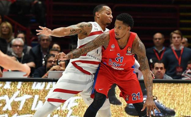 Will Clyburn, jugador del CSKA, en plena acción ante Curtis Jerrells del Armani Exchange Milano.