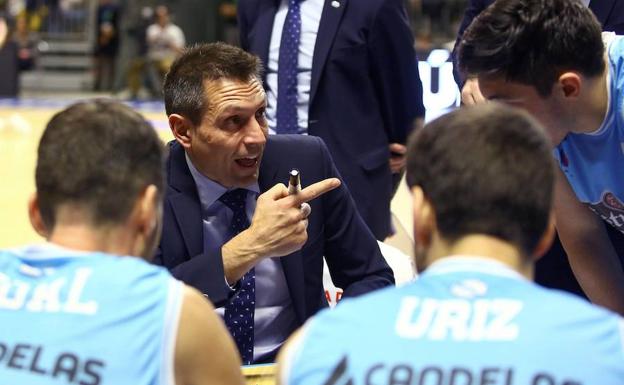 Natxo Lezkano da instrucciones a sus jugadores durante un partido esta temporada.