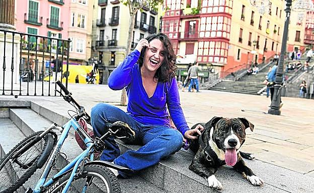 Ane y Kruger, liberado por un momento del bozal, posan en la Plaza de Unamuno, en Bilbao