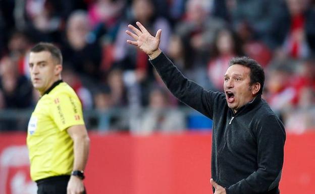 El entrenador del Girona, Eusebio Sacristán, durante un partido reciente.