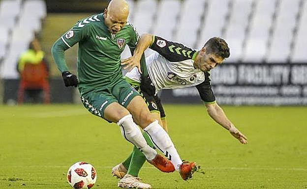 Luariz trata de marcharse de un defensor del Racing