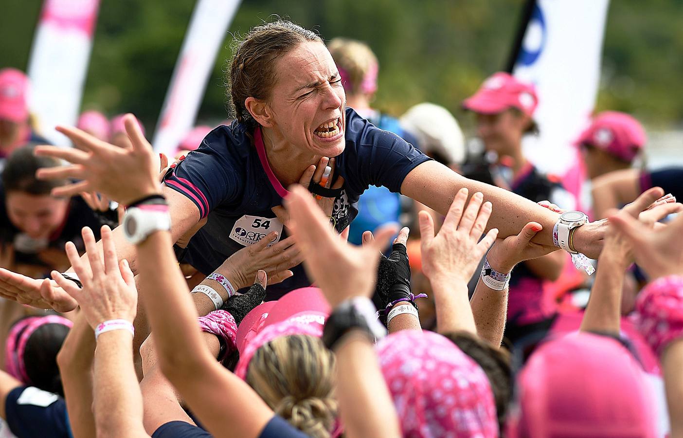 El 'Raid des Alizes' es una competición multideportiva exclusivamente femenina, que se celebra en la isla caribeña francesa de Martinica. La prueba se desarrolla durante tres días y alterna piragüismo, carrera a pie y ciclismo de montaña a través de plantaciones de banano. Este año han participado 210 mujeres divididas en equipos de tres, con el objetivo de apoyar causas benéficas y sociales. La clasificación general determina las donaciones pagadas a favor de las organizaciones representadas.