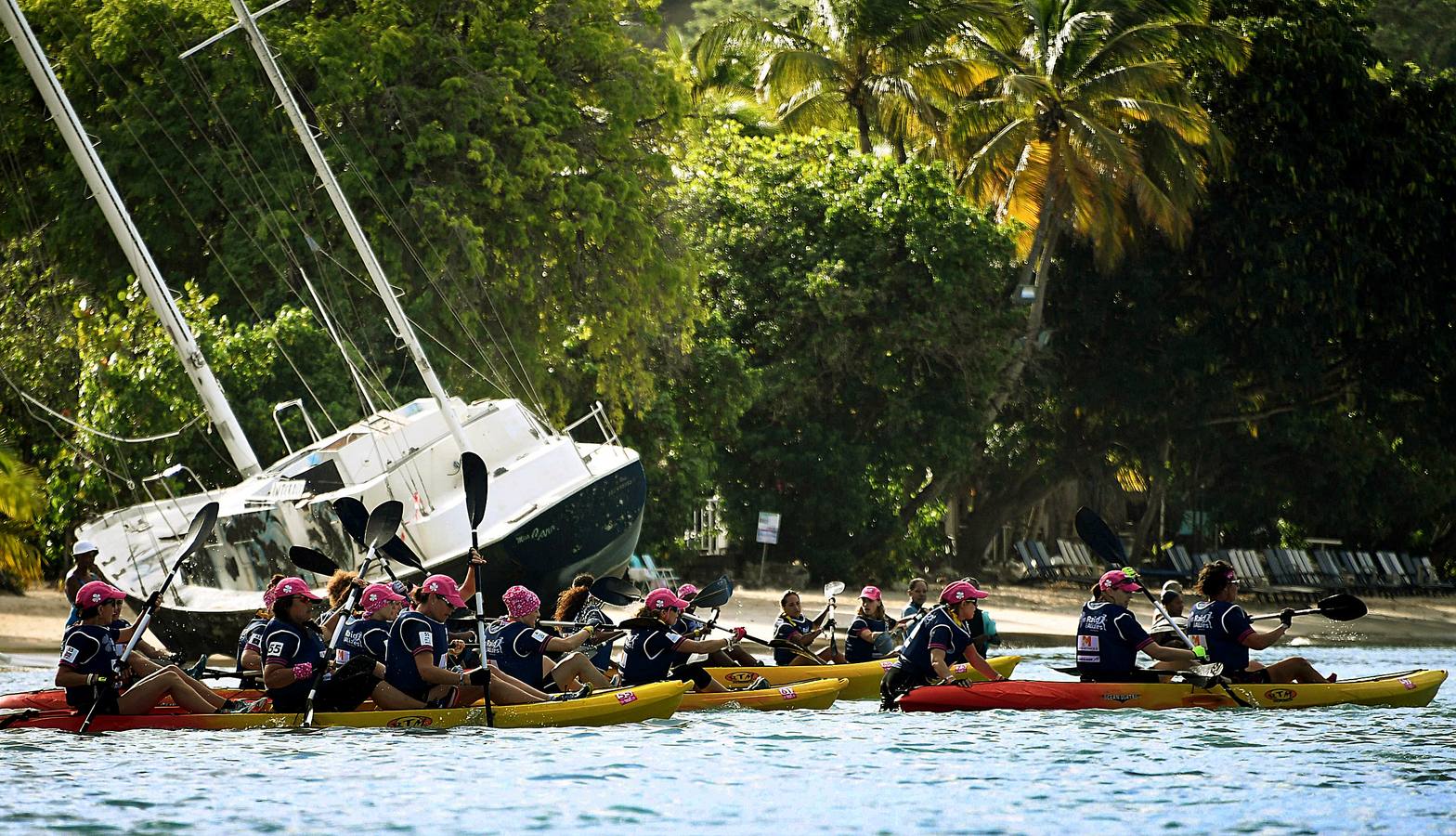 El 'Raid des Alizes' es una competición multideportiva exclusivamente femenina, que se celebra en la isla caribeña francesa de Martinica. La prueba se desarrolla durante tres días y alterna piragüismo, carrera a pie y ciclismo de montaña a través de plantaciones de banano. Este año han participado 210 mujeres divididas en equipos de tres, con el objetivo de apoyar causas benéficas y sociales. La clasificación general determina las donaciones pagadas a favor de las organizaciones representadas.