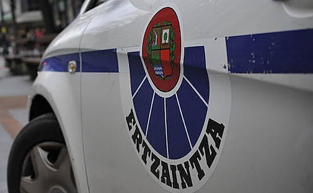 Agrede a una sanitaria que le atendía en una ambulancia y a un ertzaina en Bolueta