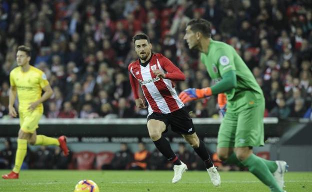 Aduriz presiona a Iraizoz.