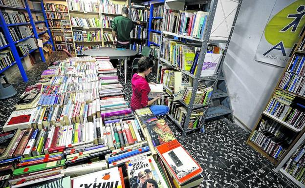 El interior de una de las dos librerías solidarias que Aida tiene en Valencia. 