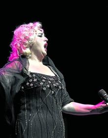 Imagen secundaria 2 - Arriba; el espectacular comienzo de la gala con una escultura ecuestre que cobró vida; a la derecha, Toni La Sal, uno de los organizadores, saludó acompañado de Agurtzane, su marioneta; y abajo, una de las artistas que interpretó una aria.