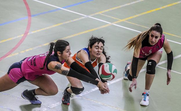 Dos jugadoras se lanzan para tratar de salvar el punto. 