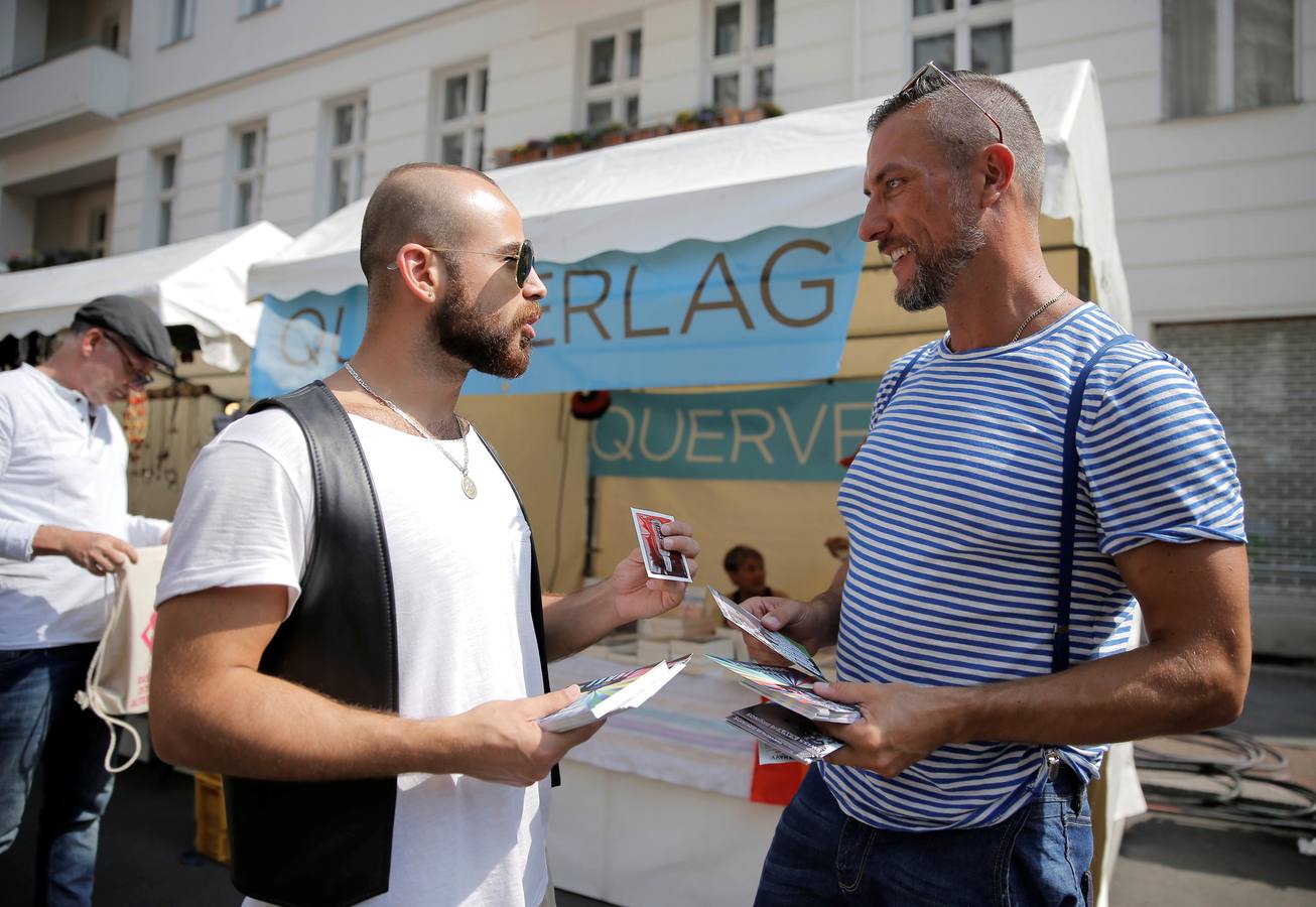 Más de 1 millón de emigrantes han llegado a Alemania desde 2015. Ali Mohammad Rezaie (sobre una moto) es uno de tantos. Él no celebra su cumpleaños porque sus padres afganos no anotaron la fecha en que nació. Sin embargo, sabe bien cuándo llegó a Alemania para buscar asilo: fue el 15 de octubre de 2015. Ese día cambió su vida. Algo parecido sucedió a Haidar Darwish, emigrante sirio (con barba), para el que todo cambió mientras bailaba en un club de homosexuales en Berlín. «Descubrí que el gerente de la tienda de moda erótica donde trabajo venía a verme a los shows e incluso bailamos juntos una vez...»