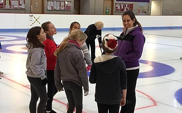 Irantzu García durante una de las clases de curling que imparte en Escocia