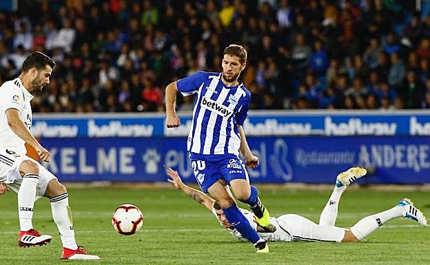 Brasanac controla el balón en el partido ante el Real Madrid.