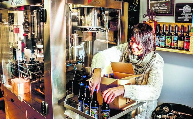 Idoia Marañón, con un lote de 'Chavela', recién salida de la embotelladora.