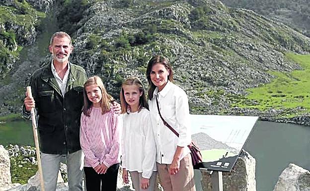 La Familia Borbón-Ortiz durante un paseo que realizaron por los lagos de Covadonga el pasado 8 de septiembre.