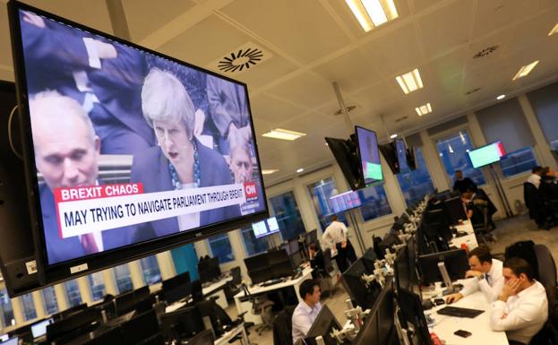 Theresa May, en una pantalla de televisión de la Bolsa de Londres. 